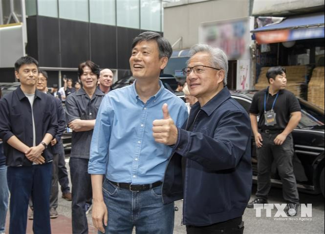 CEO Nvidia Jensen Huang (đeo kính, bên phải) và Chủ tịch KRAFTON Byung-gyu Chang. (Ảnh: TTXVN)